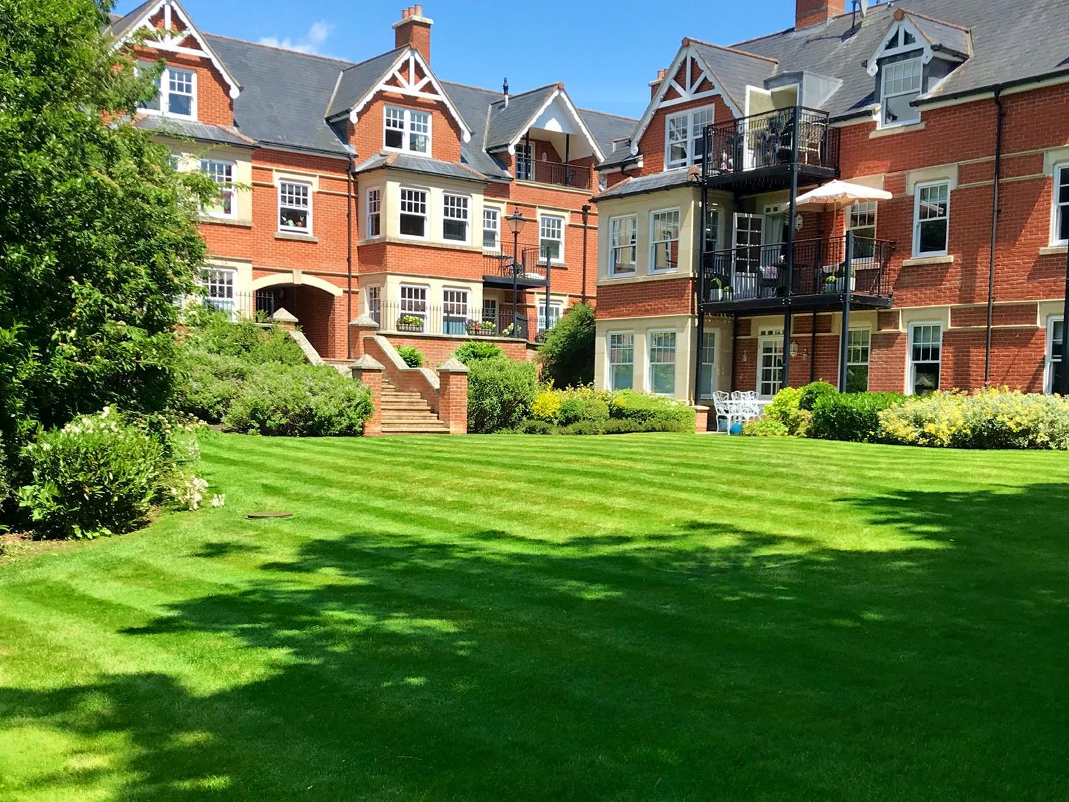 Westlecot House 7 Large house with beautiful green lush treated lawn